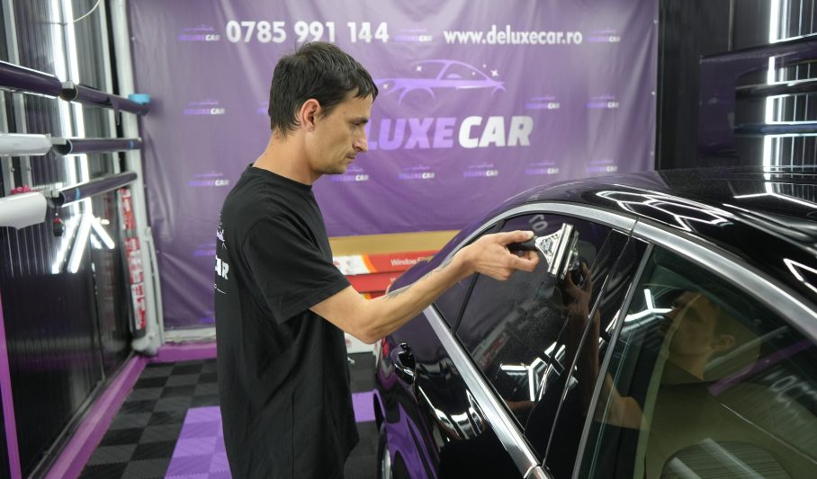 Lucru la geamuri auto